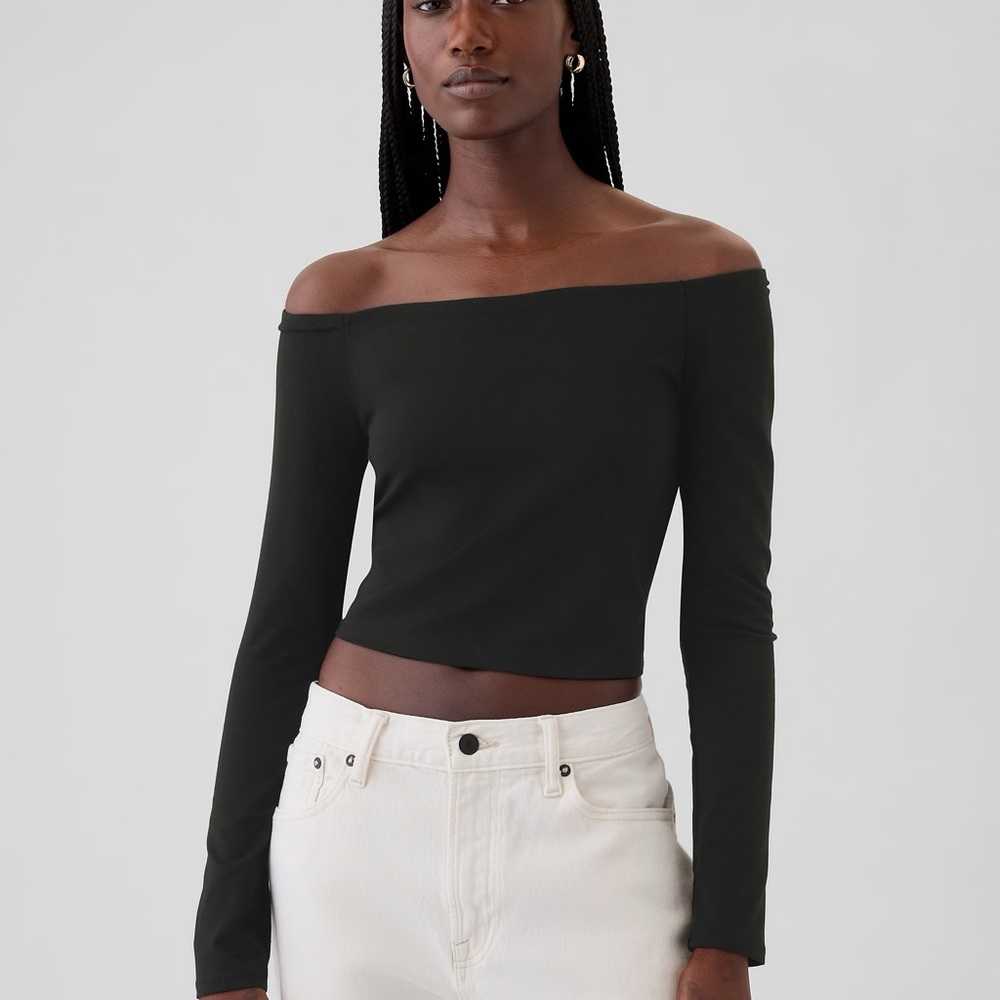 Elegant Black Off-Shoulder Top - Modern Cropped Off-Shoulder T-Shirt